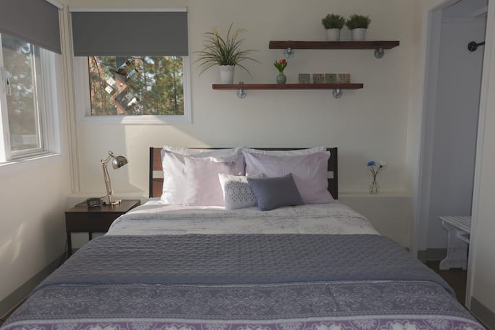 Спалня 2 с двойно легло и изглед към езеро