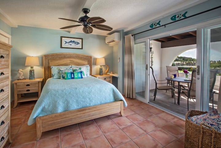 Спалня за гости с изглед към океана и достъп до балкон