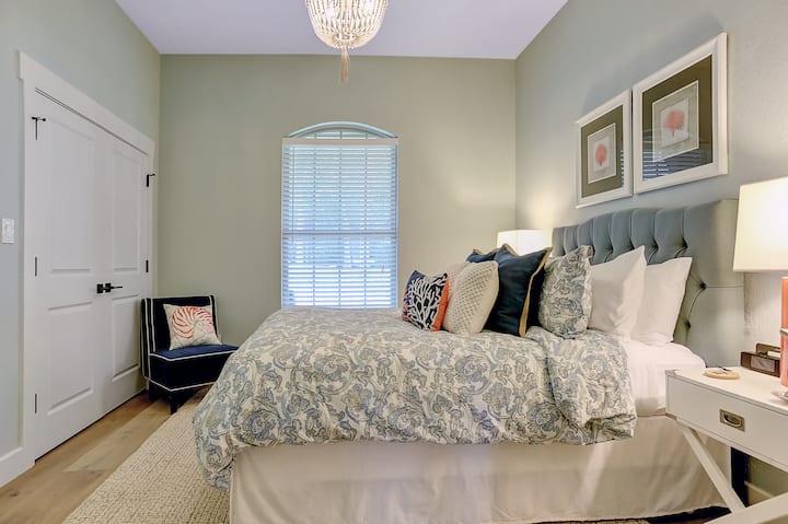 En bas chambre queen