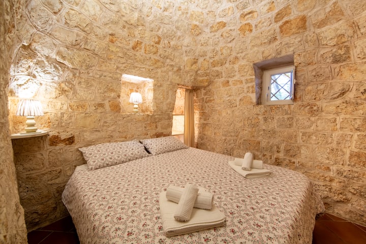 Романтична спална соба во стил на камена пештера Trullo