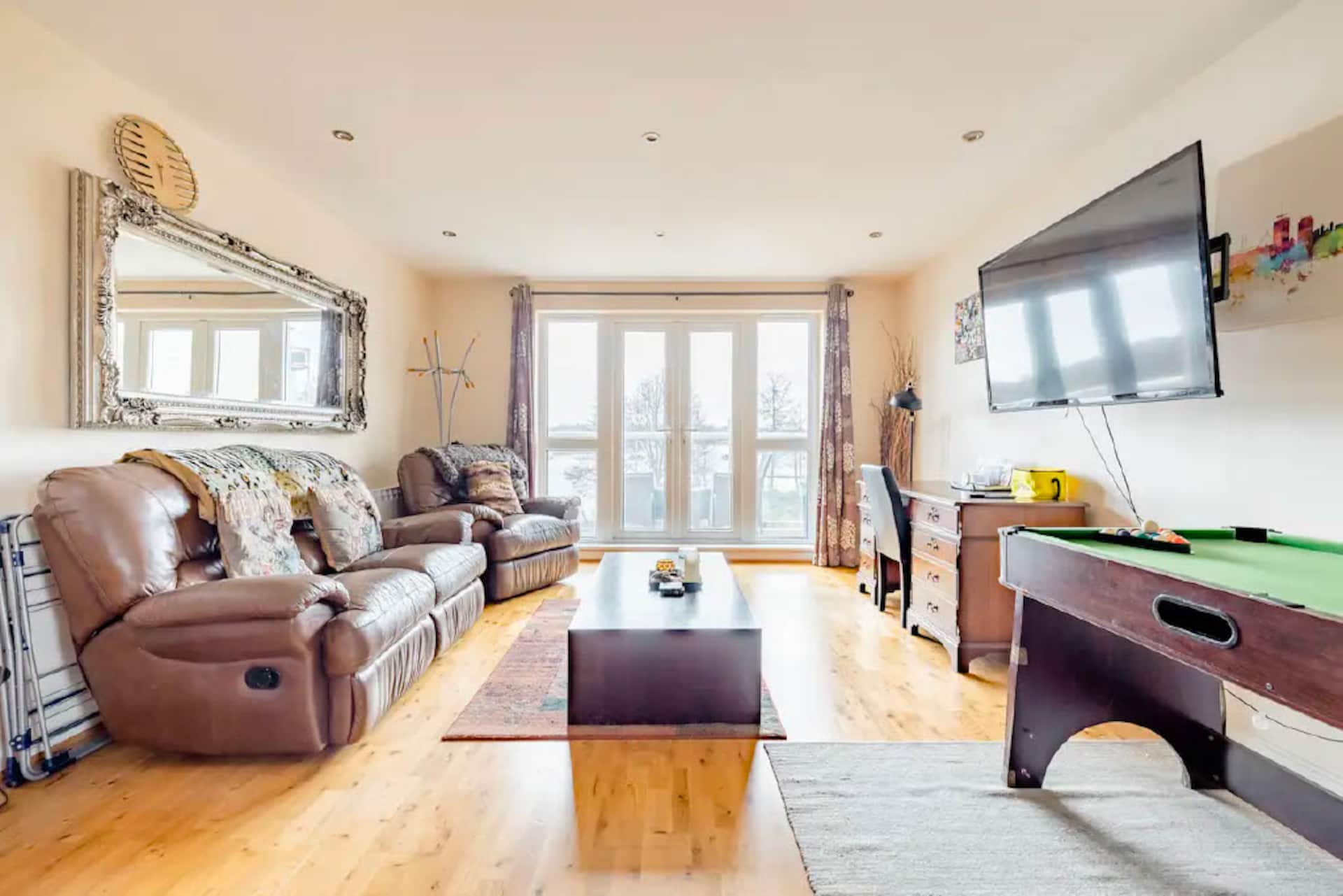 Beautiful Waterfront 2B2B flat w/ balcony & 55” TV