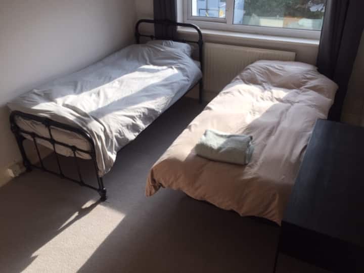 Chambre 2.  Très calme, à l'arrière de la propriété, lits confortables. Peut être aménagé en chambre simple ou avec lits jumeaux. 