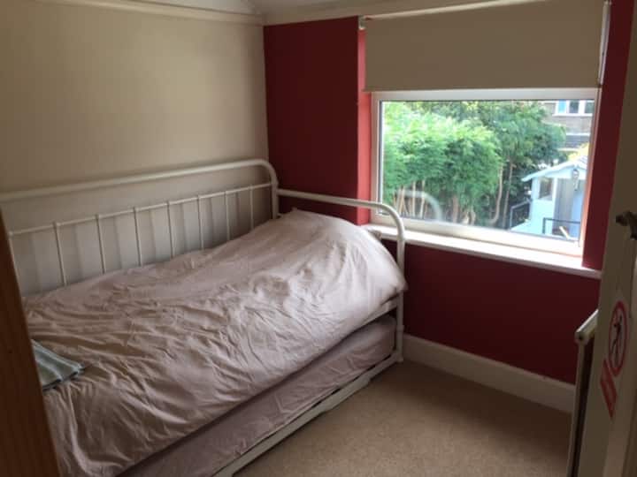 Chambre 3. Très calme à l'arrière de la propriété, lits confortables. Peut être transformé en jumeau moyennant un supplément(6e personne).  Plse enquire. Petit espace au sol en tant que jumeau. 