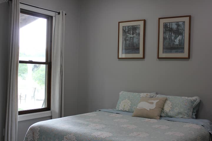סוויטה 1 ב - Bunkhouse 1 הקרובה לאגם.  בכל בית קומותיים יש 2 סוויטות או חדרי שינה, ובכל חדר שינה יש 2 מיטות קינג סייז, חדר רחצה פרטי וארון.  לכל חדר שינה יש מזגן משלו ומים חמים ללא הגבלה.  כריות נוספות נמצאות בארונות.