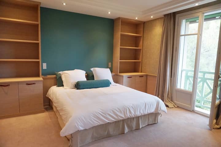 客房2.带独立卫生间的森林景观。
床： 180x200