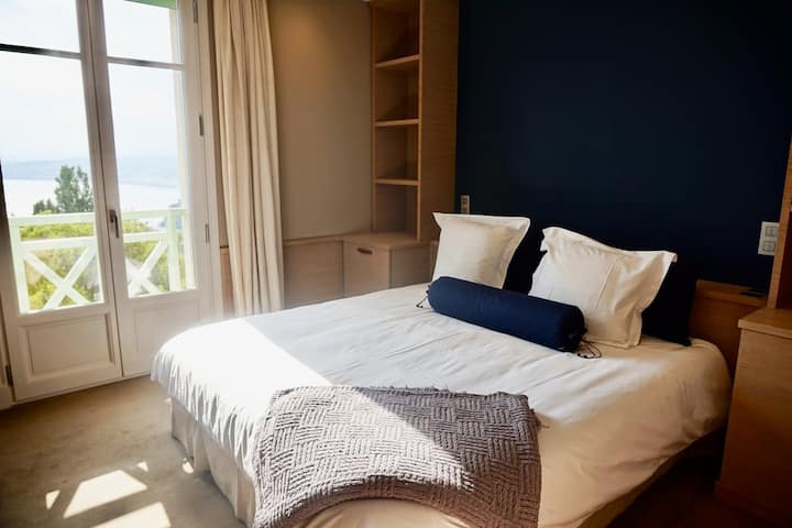 1号客房，可欣赏海景+套内卫生间
床： 180x200
