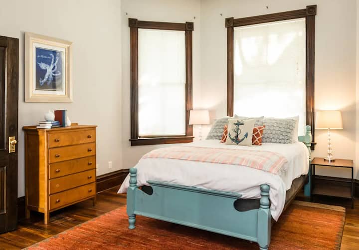 Bračni krevet (širine 150-179 cm) na drugom katu s kaučem