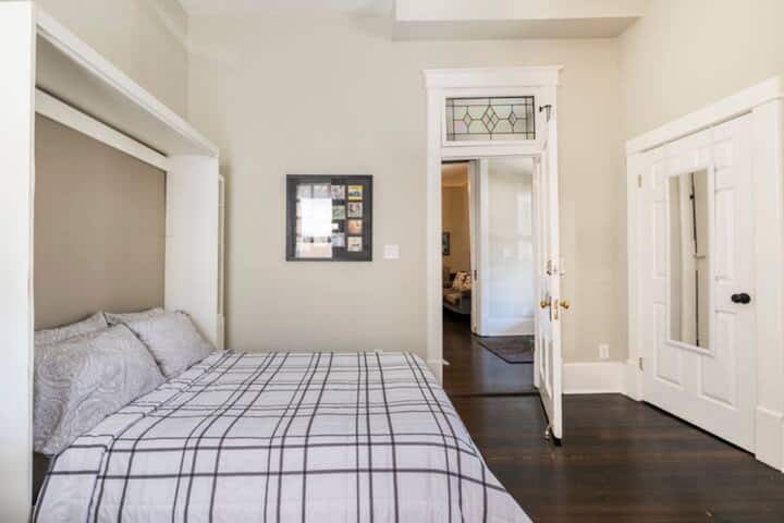 Спална соба 1 (целосен кревет, кауч за спиење)