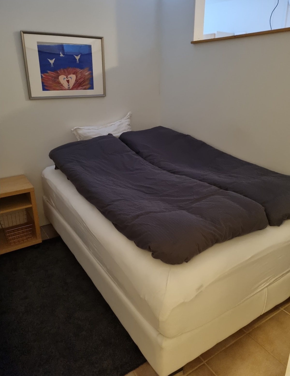 חדר שינה שמציע קצת פרטיות עם חצי קיר בין חדר השינה לסלון (לחצו על התמונה כדי לראות) אבל אין דלת. המיטה בגודל 140x200 ס"מ ודי נוחה.