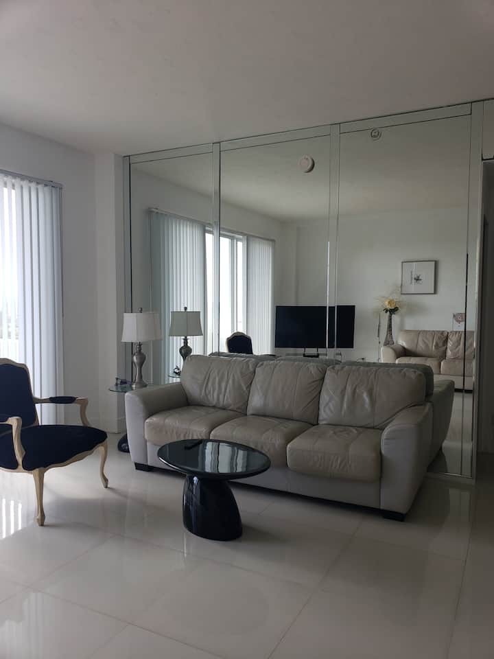 Condominio En Renta En La Playa, Vista Al Mar, Amigable Con Pet - Surfside, FL