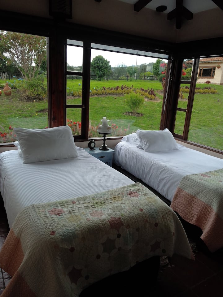 Მეორე საძინებელი, ულამაზეს პეიზაჟში ჩაძირული. Ის შედგება 2 საწოლისგან 1 X1.90, რომელიც შეიძლება დარჩეს ცალ-ცალკე ან გაწევრიანდეს. Ცალკე სააბაზანო, კარადა და პლაზმური ტელევიზორი