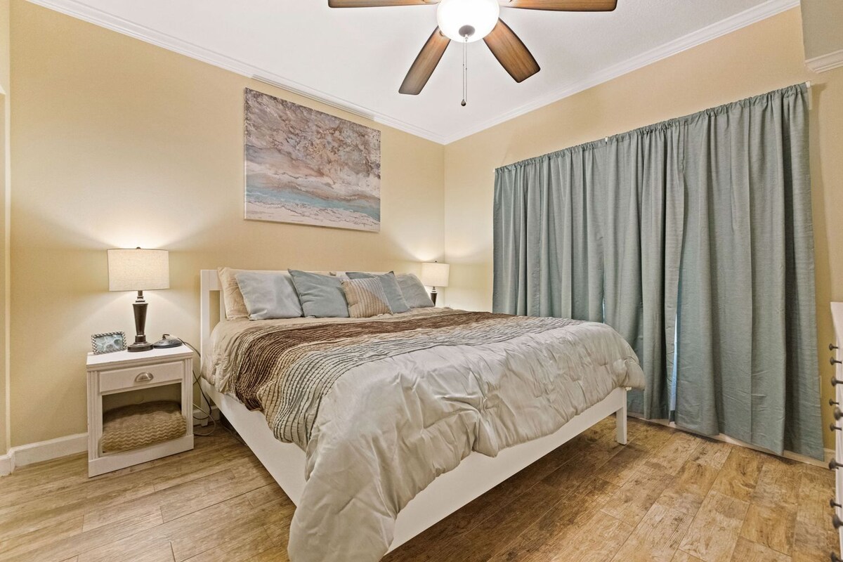 Grande chambre privée, lit King Size, commode, draps occultants et salle de bain privée