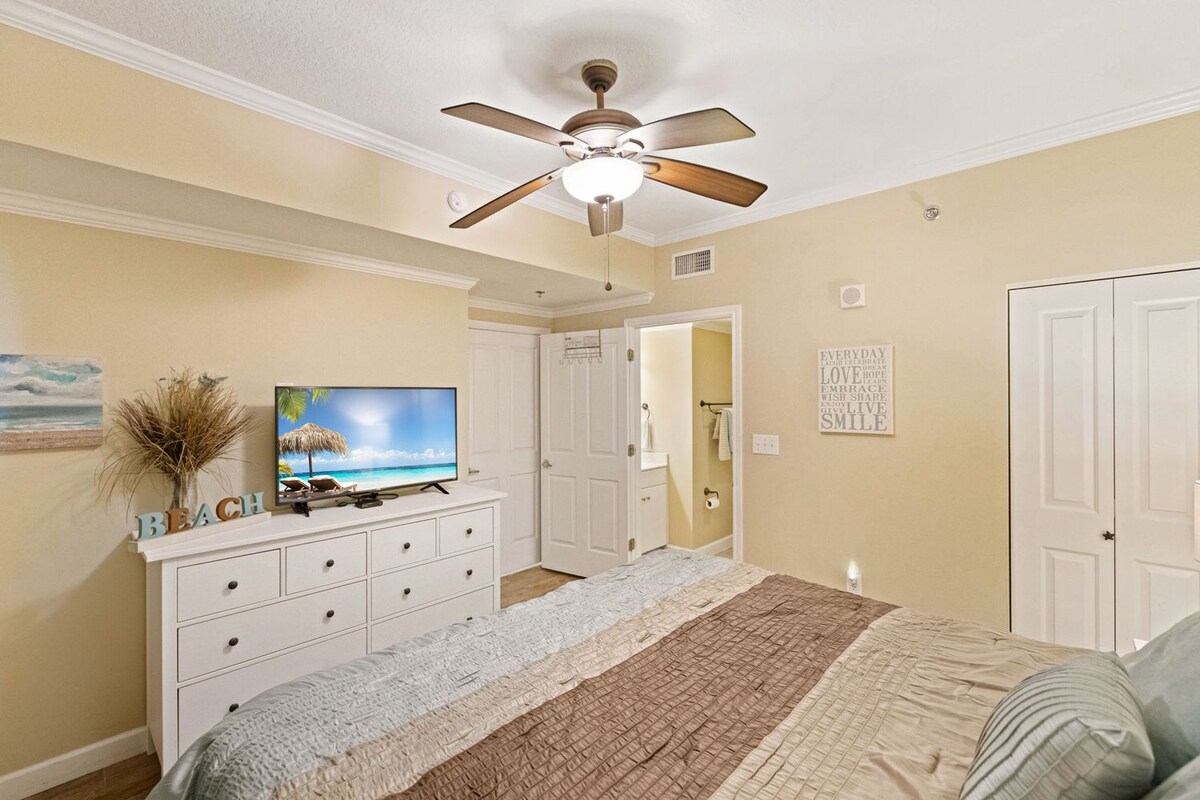 Placard, commode, grande télévision et accès direct à une grande salle de bain avec baignoire/douche.