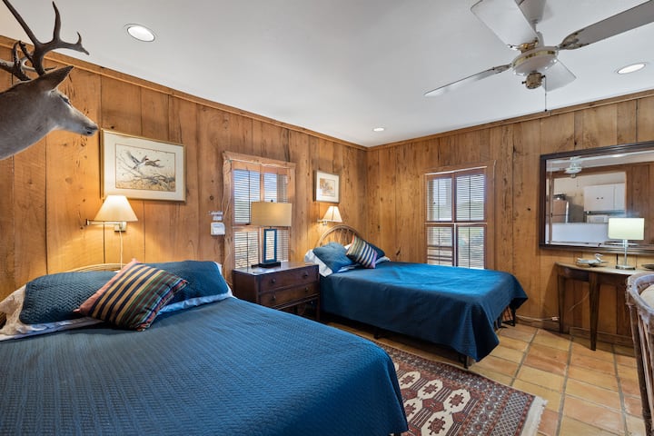 Cabana Beds - the Cabana is a separate house with 2 beds, sitting area, kitchen and bathroom with tub