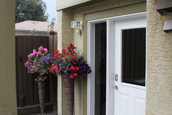 Banff Mountain Guest House - Wolf Den BnB
