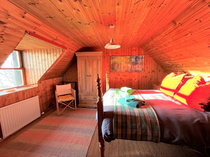 غرفة نوم مزدوجة بأربعة ملصقات سرير (الطابق العلوي)