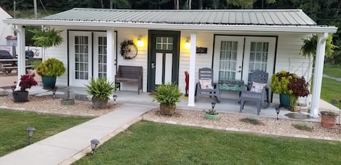 Cottage Directly ON The Virginia Creeper Trail!