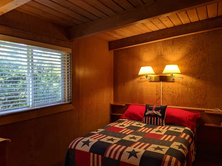 标准双人床卧室