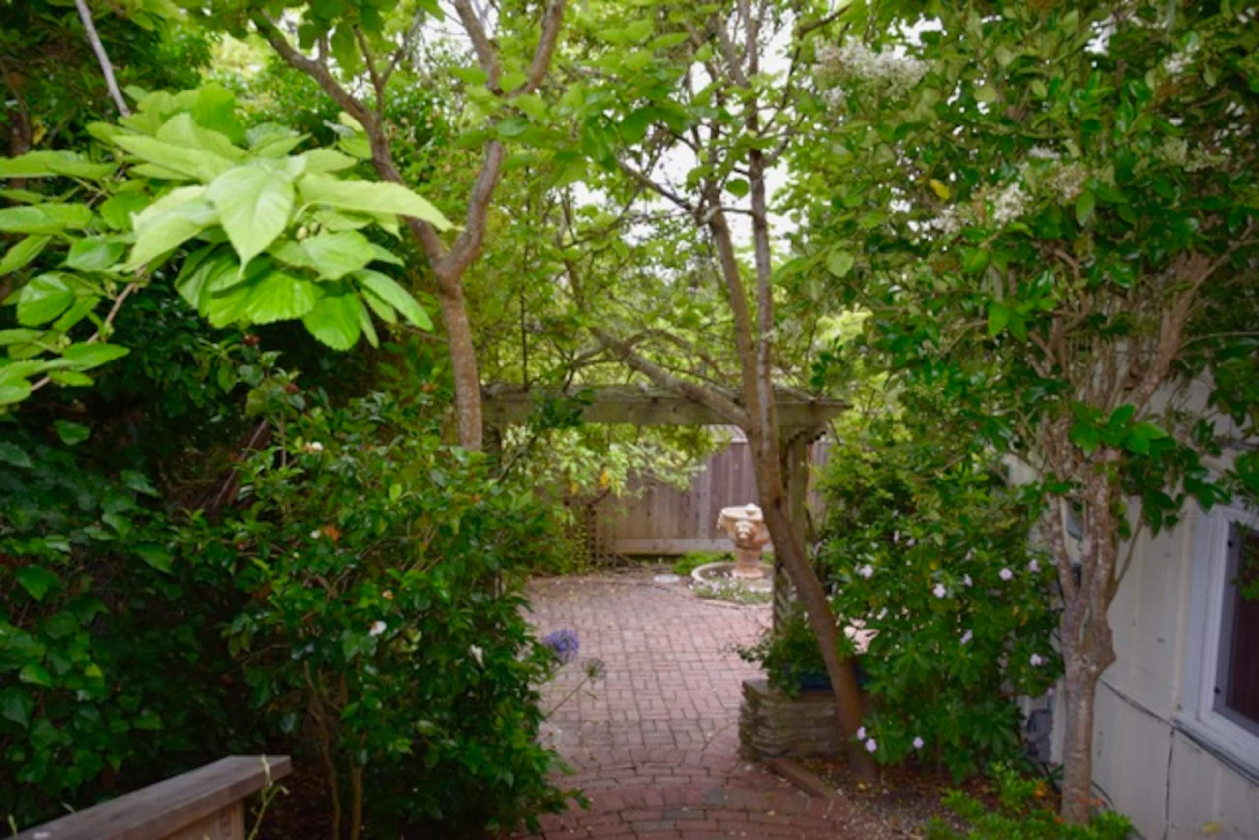 Charming Treehouse-Style Home Near Carmel - Photo 49