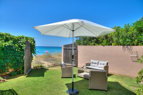 Popular Airbnb listing: Seafront villa, code IUN P1531 in Quartu Sant'elena