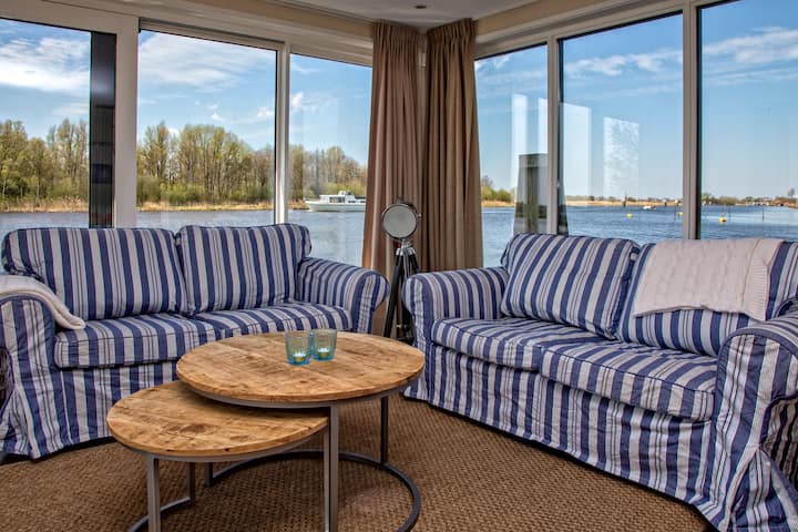 Houseboat in beautiful Friesland