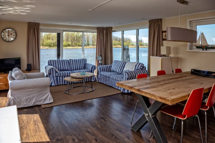 Houseboat in beautiful Friesland