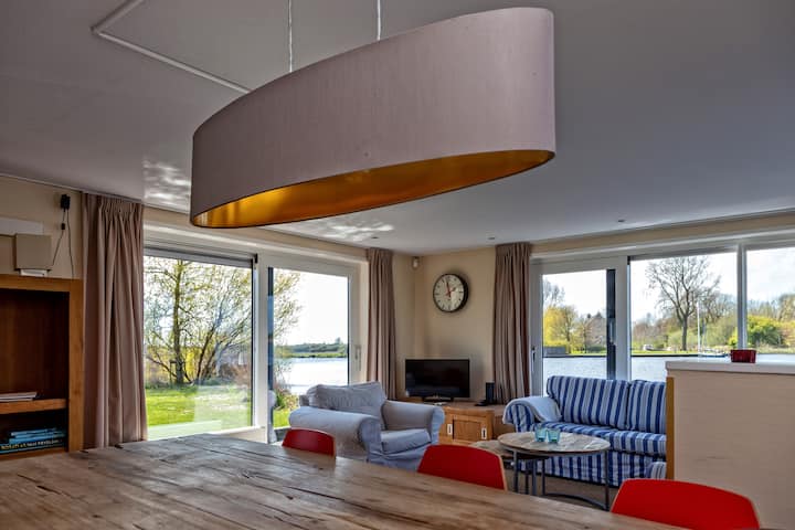 Houseboat in beautiful Friesland