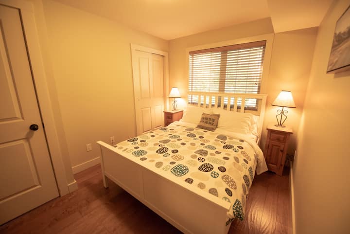 ห้องนอน 1: เตียงควีนไซส์พร้อมวิวสวยๆของพื้นที่สีเขียว/สกีที่เข้าถึงได้