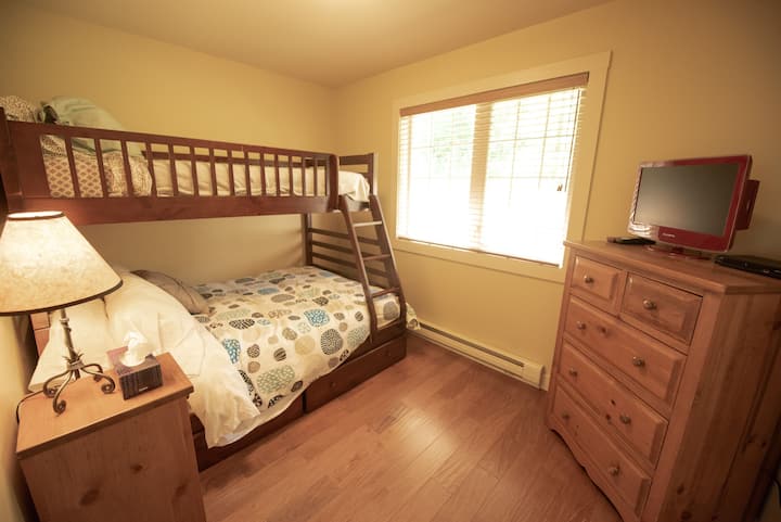 ห้องนอน 2: เตียงคู่บนเตียงสองชั้นด้านล่าง/เตียงแฝดบนเตียงสองชั้นด้านบน เรามีโต๊ะทำงานสำหรับความต้องการในการทำงานระยะไกล 