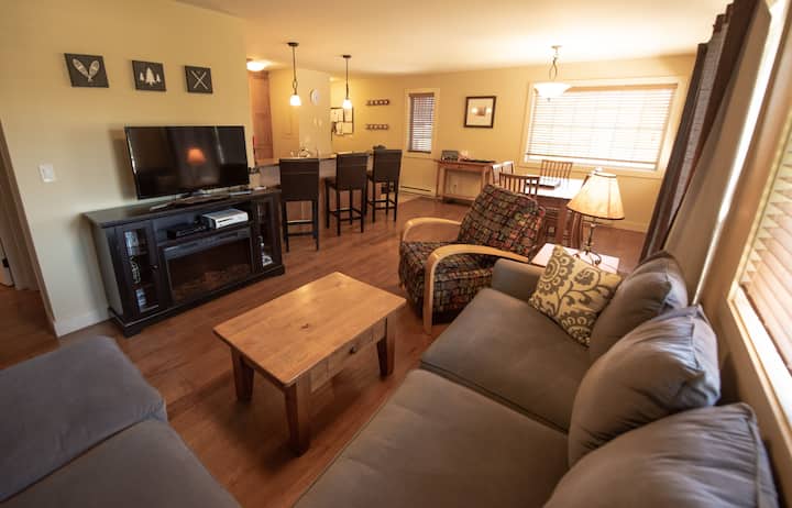 ผ่อนคลายหลังจากวันของคุณในห้องนั่งเล่นที่อบอุ่นของเราและดูรายการโปรดของคุณบนสมาร์ททีวีของเรา!