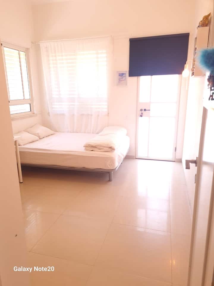 Spavaća soba s bračnim krevetom 140*200