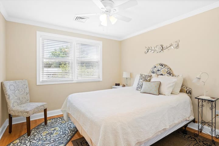 Cette chambre ensoleillée avec lit Queen Size, située sur le côté sud de la maison, offre une escapade calme et confortable pour une nuit de repos parfaite au bord du lac.