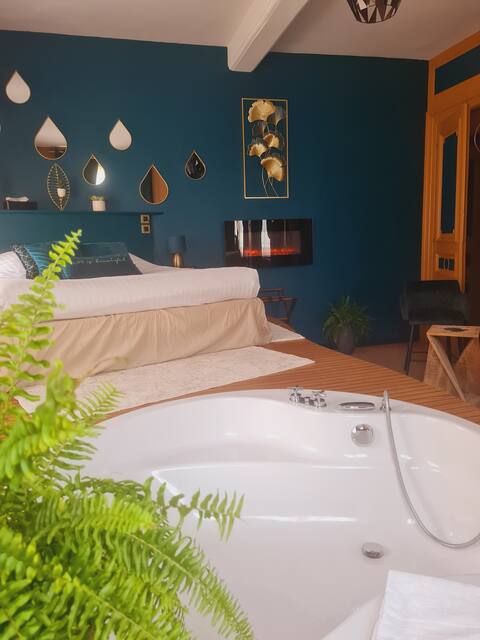 Nuit Caline grande baignoire ronde au pied du lit