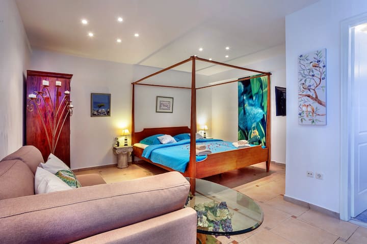 Groundfloor One room Apartment with double bed, A/C, en suite bathroom, separate access. No seaview but Skylight