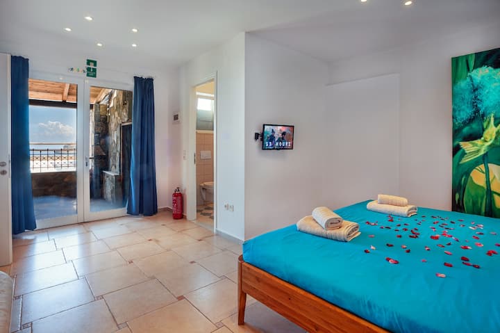 Ground Floor 2 Room Apartment: Bedroom with King Size double bed, A/C, en suite bathroom, seaview