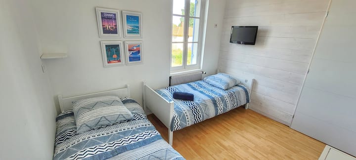 غرفة نوم رابعة بسريرين فرديين 