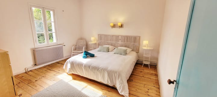 غرفة نوم ثالثة بسرير بمقاس كبير 