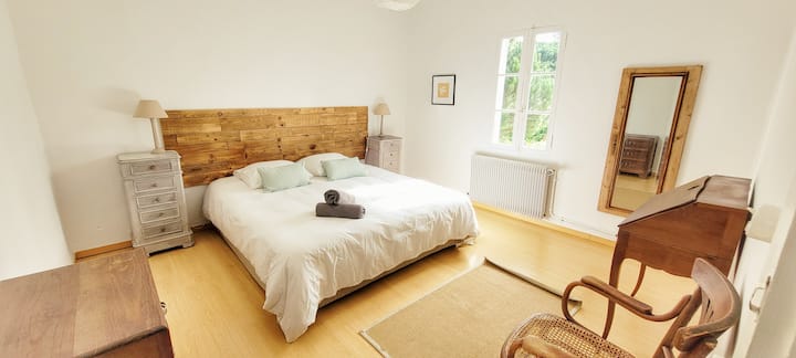 غرفة نوم أولى بسرير بمقاس كبير