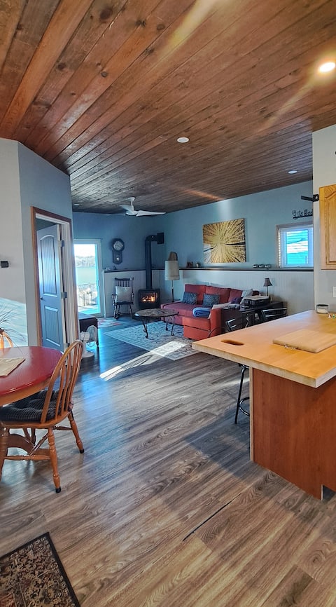 Beautiful 1 bedroom cottage on the Lake