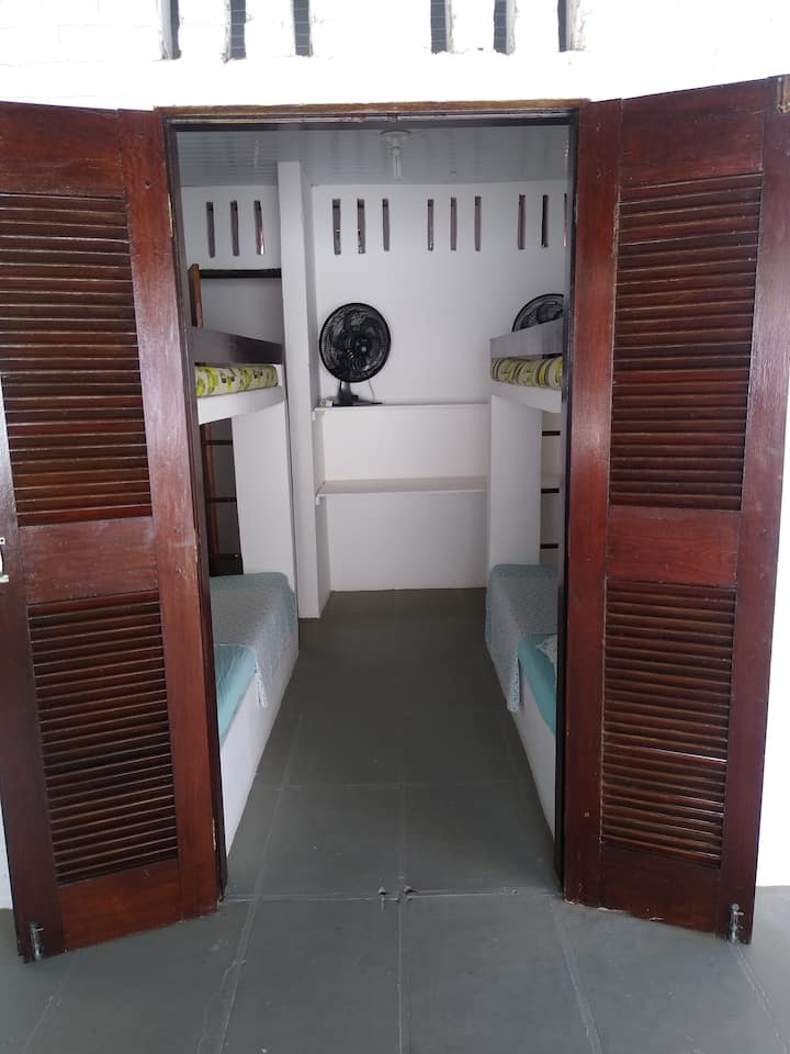 Dormitorio 2: con 4 camas individuales (litera).