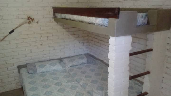 Dormitorio 4. Planta baja. Cama doble con una litera individual. Habitación con aire acondicionado.