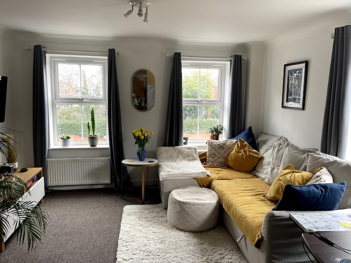 Spacious & Modern One Bedroom & Sofa Bed Flat - Wimborne Minster