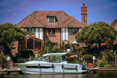 Wellington Quay waterside house 6-bedrooms for 12