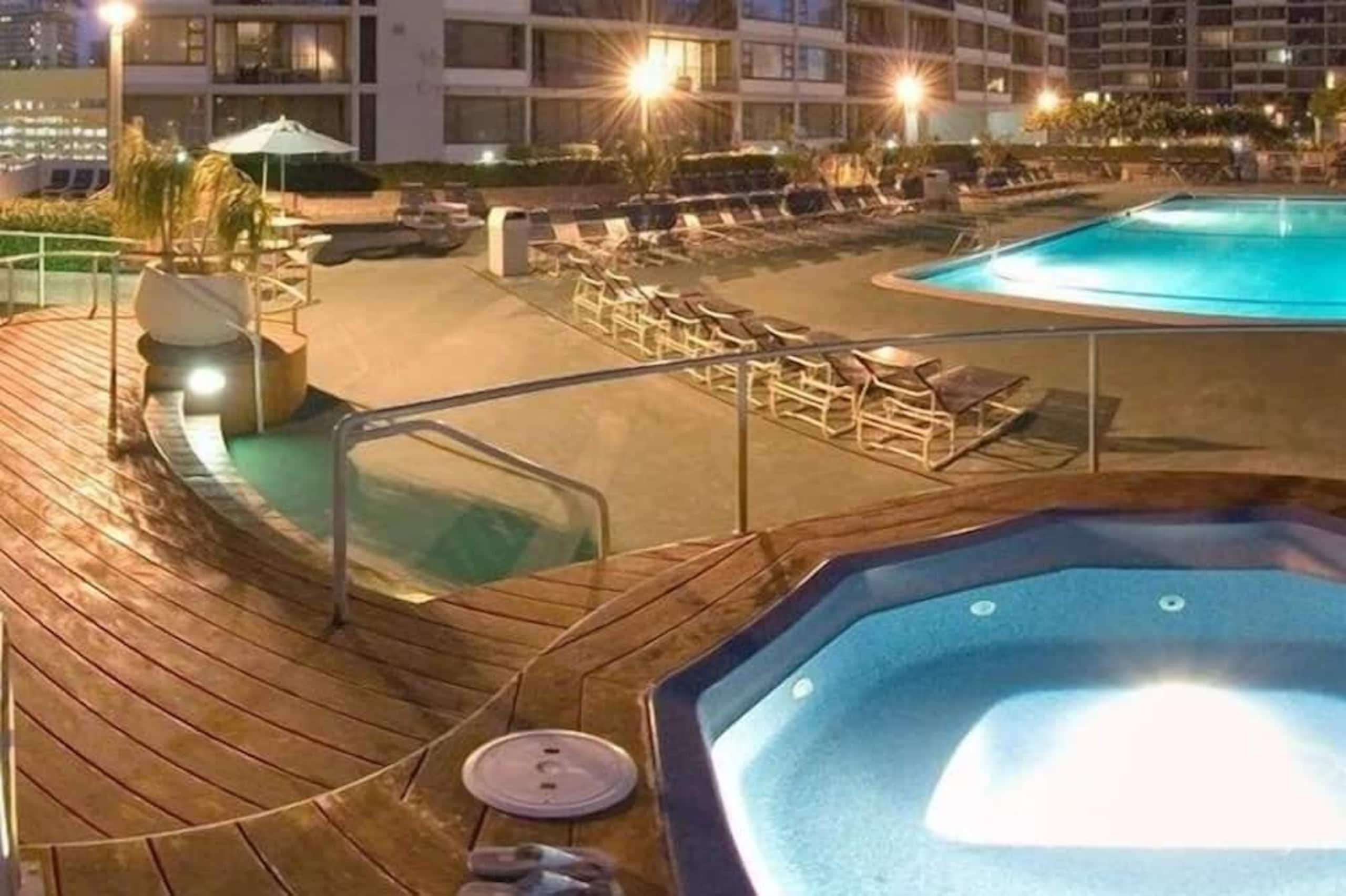 Pool, Jacuzzi, Parking, AC, WiFi, Cozy Beds & View - Image 16