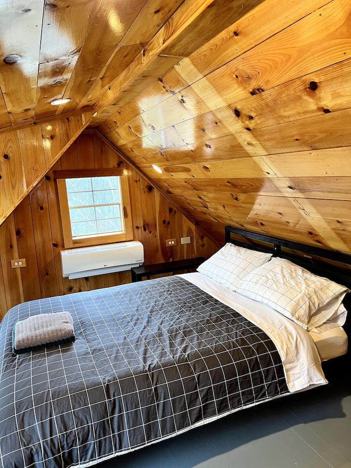 Dhomë gjumi me krevat dopio "queen" në veri me ajër të kondicionuar