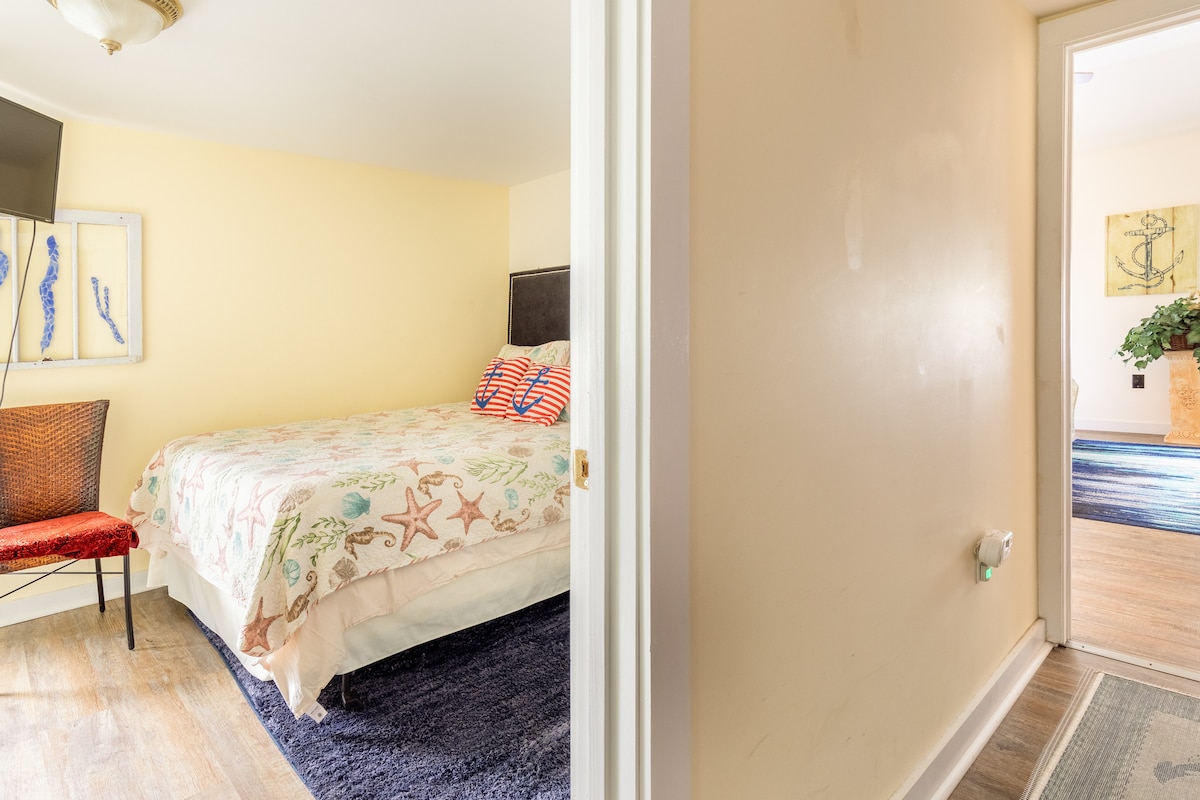 Upstairs hallway showing a bit of both bedrooms 