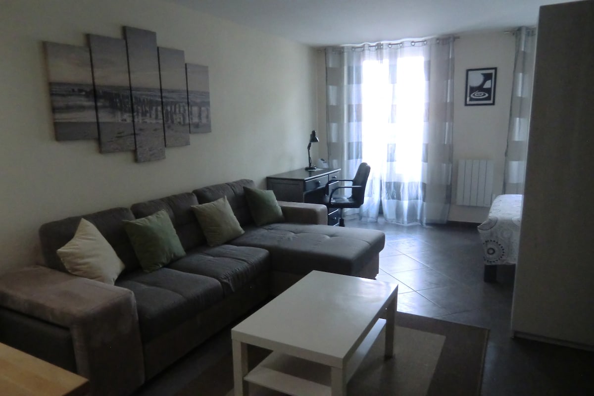 Popular Airbnb listing: Grand studio in Narbonne