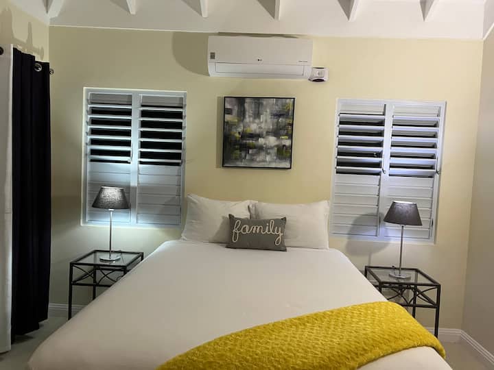 Დაისვენეთ და განიტვირთეთ დედოფლის ზომის საწოლში, რომელიც იდეალური საკურთხეველია მშვიდი ღამეებისთვის! ️