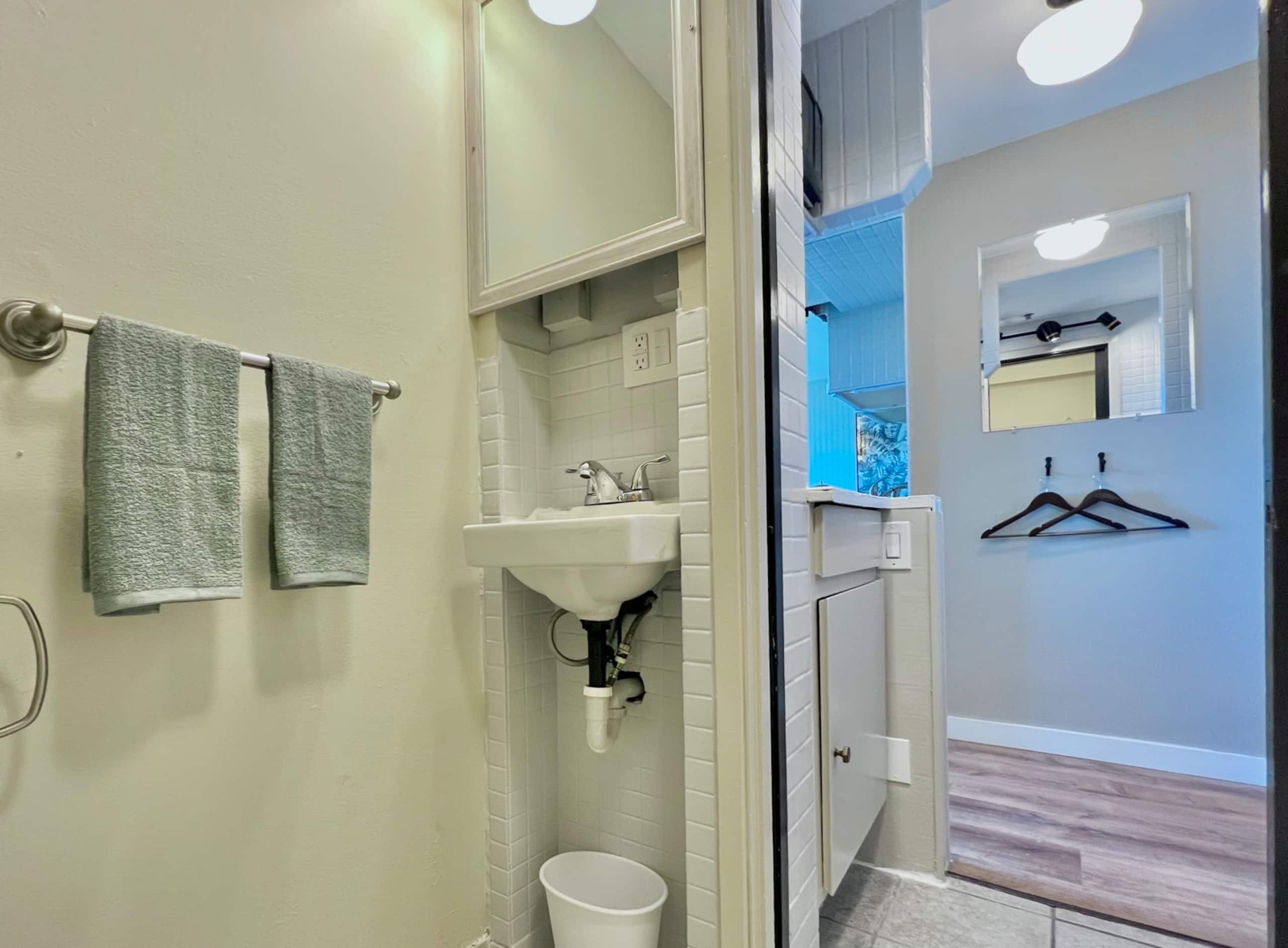 Condo in Honolulu · ★4.71 · Studio · 1 bed · 1 bath - Image 7