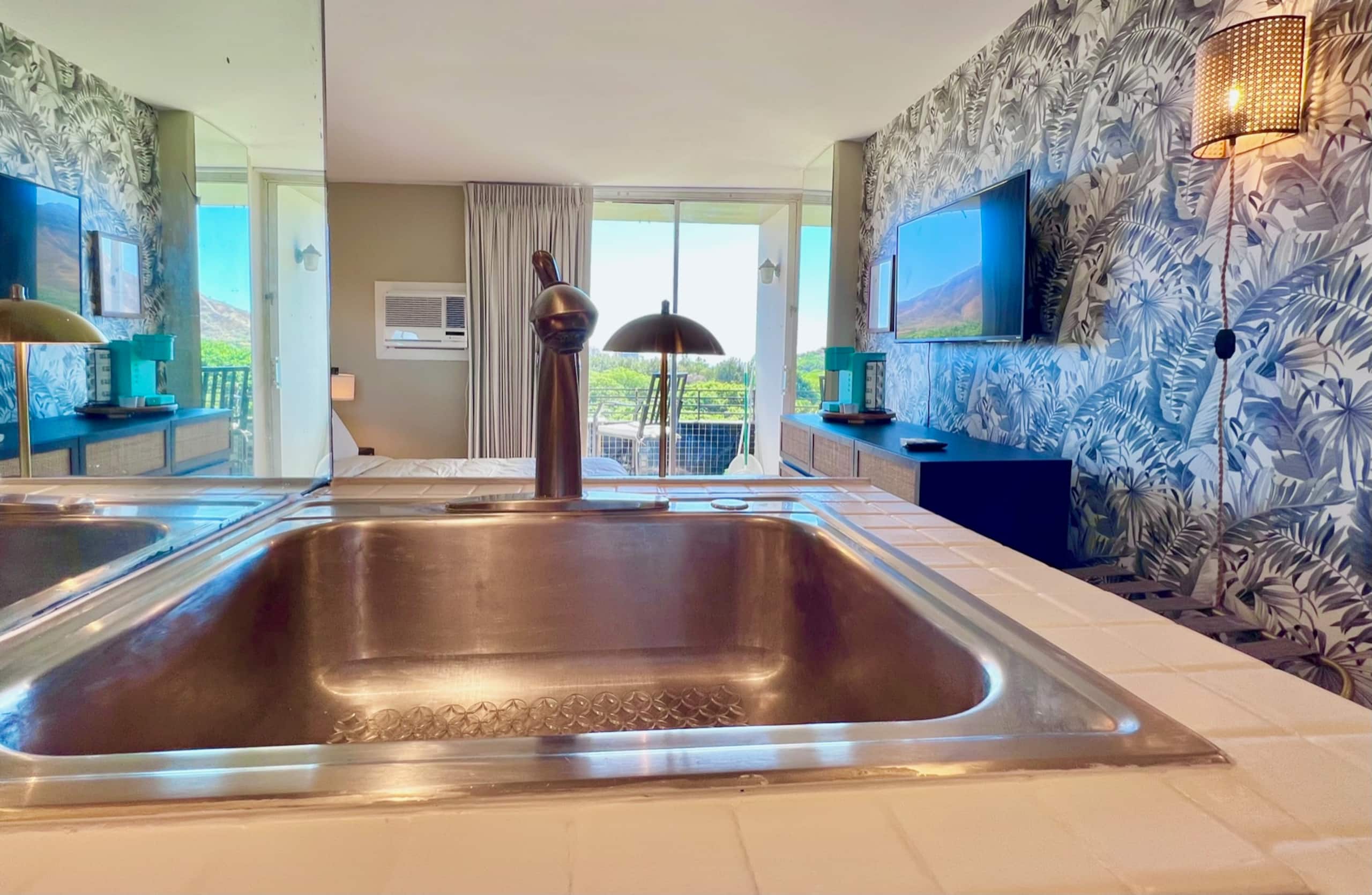 Condo in Honolulu · ★4.71 · Studio · 1 bed · 1 bath - Image 4